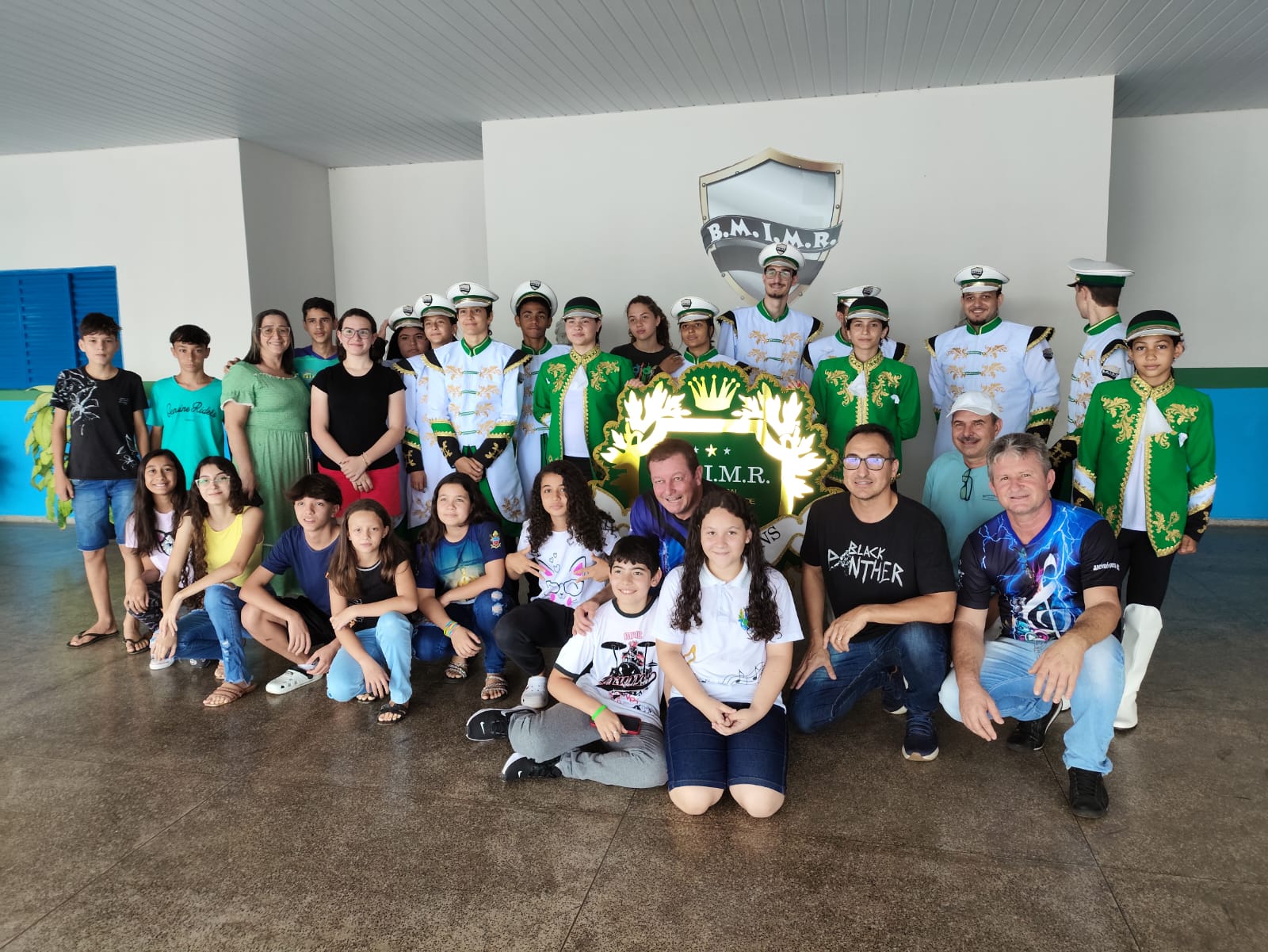 Vereador acompanha entrega de uniformes para a Banda Musical