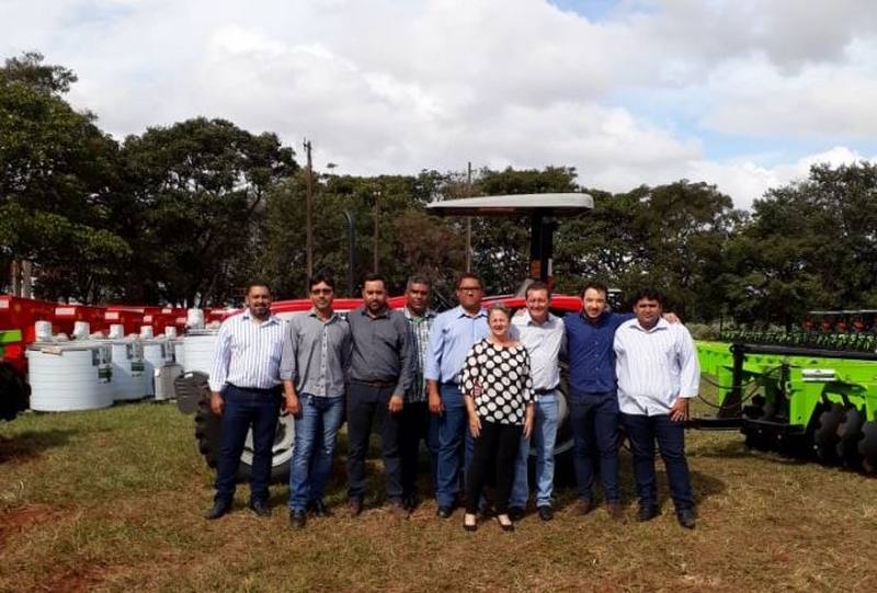 Vereadores participam de solenidade e recebem equipamentos para agricultura familiar